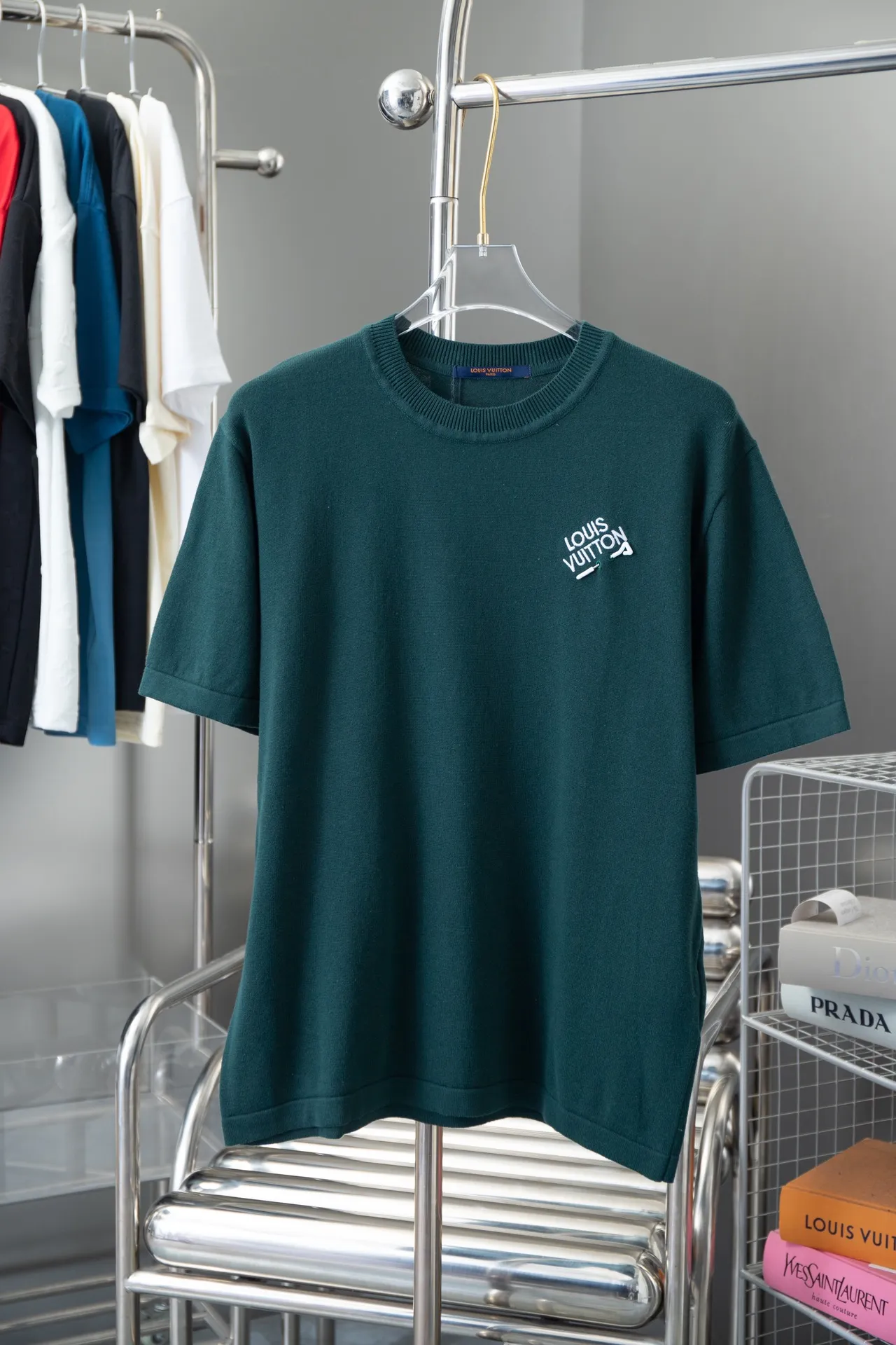 🅿️200 High Quality Lv 2025 Spring and Summer Pin🧷Short Sleeve Knitted Same as Official Website Customized Sweater Neck➕Front Chest Pin🧷Design High Density Imported Embroidery Custom Dyed Wool Yarn S M L XL